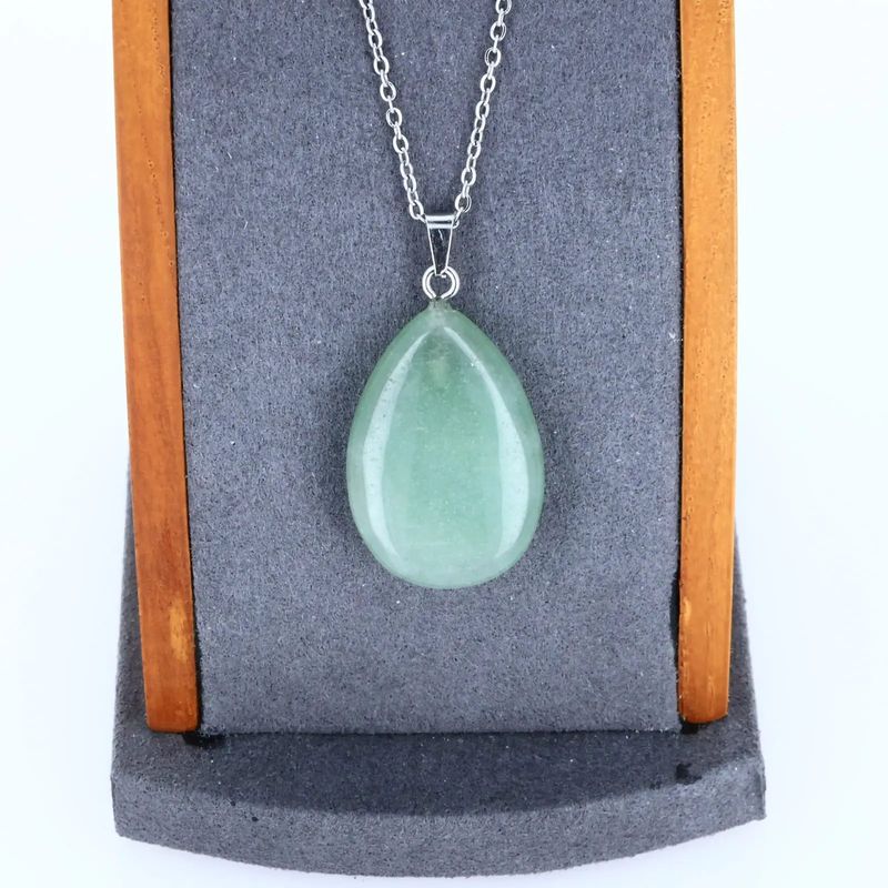 Détail du pendentif goutte en Aventurine Verte, pierre naturelle verte pour collier