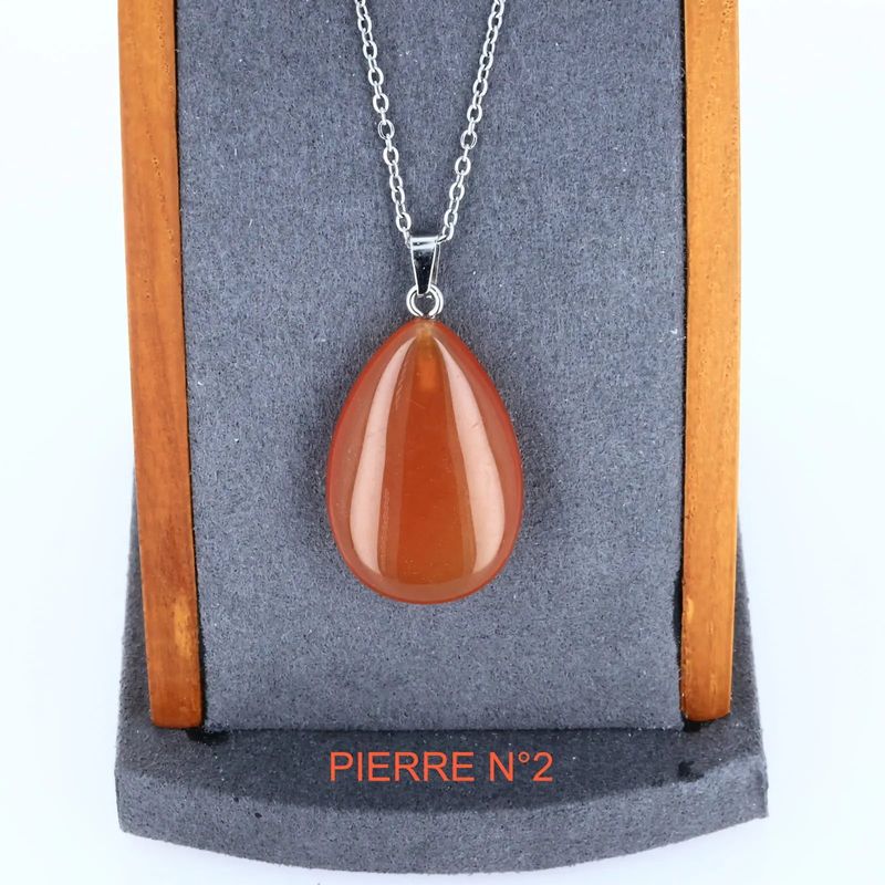 Détail du pendentif goutte en Cornaline, pierre naturelle orangée pour collier