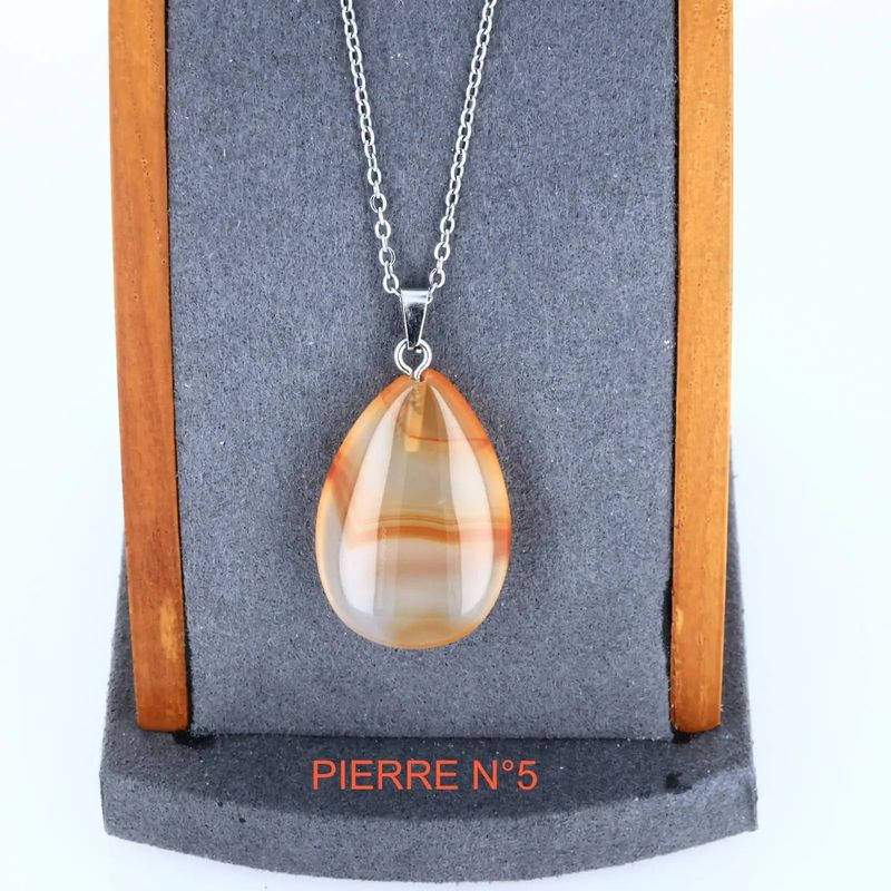 Gros plan sur le pendentif Cornaline goutte, pierre naturelle orange pour bijou de collier