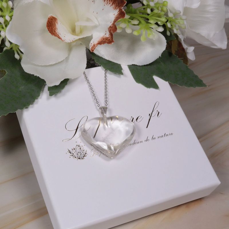 Détail du pendentif cœur en Cristal de Roche, pierre naturelle transparente pour collier