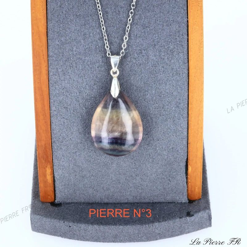 Détail du pendentif Fluorite de Hunan aux nuances vertes et mauves, pierre naturelle pour collier