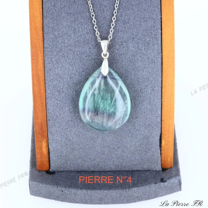 Gros plan sur le pendentif Fluorite de Hunan, pierre naturelle de concentration pour collier