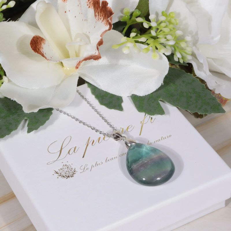 Vue rapprochée du pendentif Fluorite de Hunan, pierre naturelle translucide pour collier