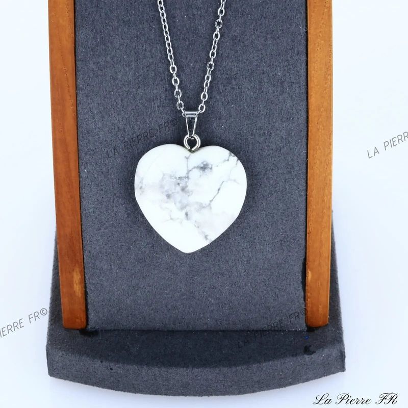 Détail du pendentif cœur en Howlite blanche veinée de gris, pierre naturelle pour collier
