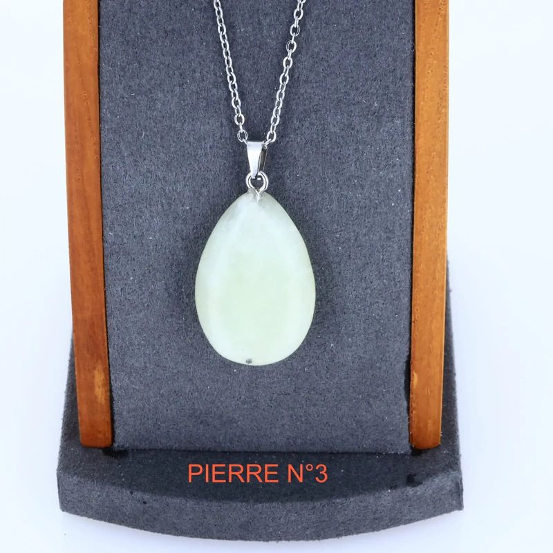 Détail du pendentif goutte en Jade vert, pierre naturelle verte pour collier