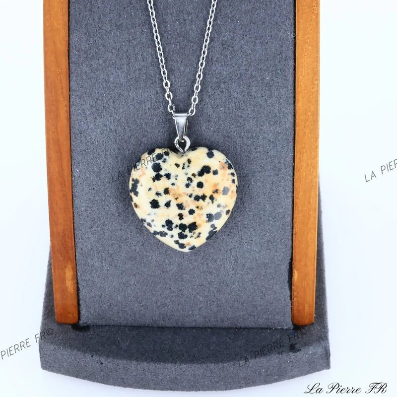 Détail du pendentif cœur en Jaspe Dalmatien, pierre naturelle tachetée pour collier
