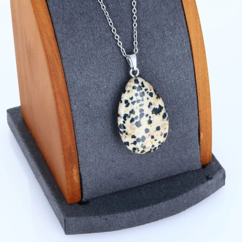Pendentif goutte en Jaspe Dalmatien naturel, bijou de lithothérapie moucheté noir et blanc