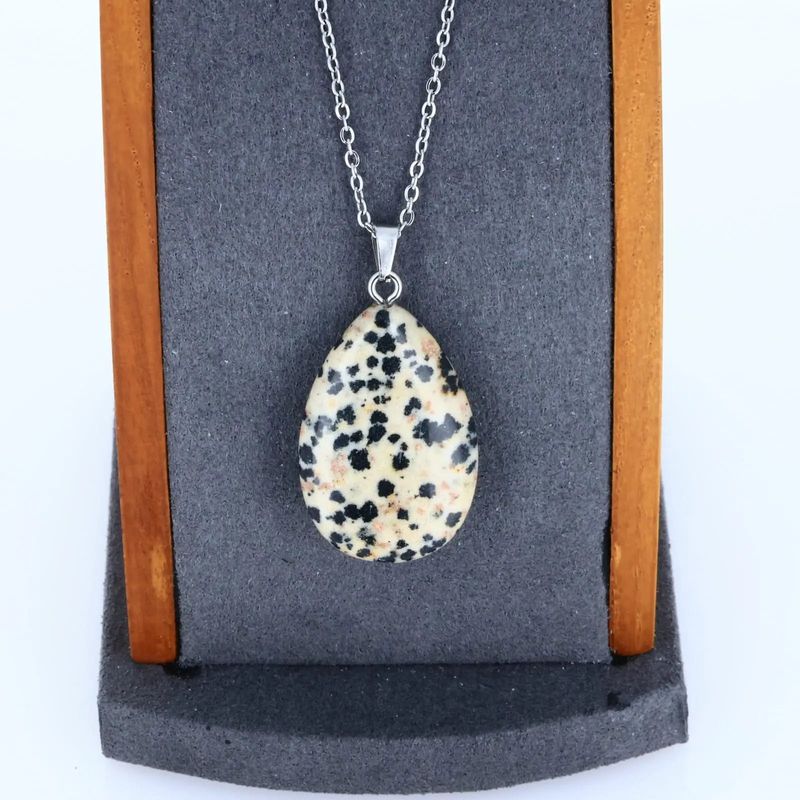 Détail du pendentif goutte en Jaspe Dalmatien, pierre naturelle tachetée pour collier