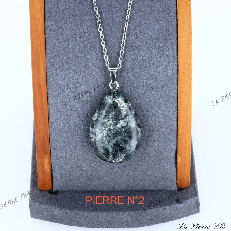 Détail du pendentif goutte en Jaspe Mabamba, pierre naturelle verte aux orbes pour collier