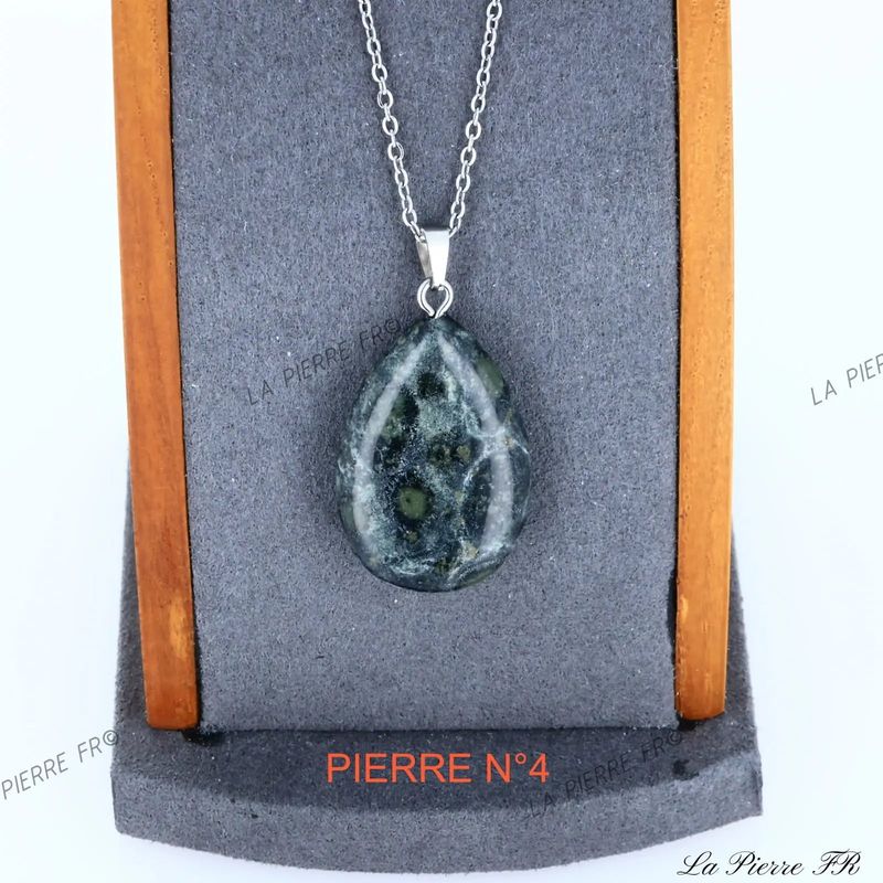 Gros plan sur le pendentif Jaspe Mabamba goutte, pierre naturelle verte pour bijou de collier