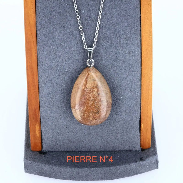 Gros plan sur le pendentif Jaspe Paysage goutte, pierre naturelle aux paysages pour bijou
