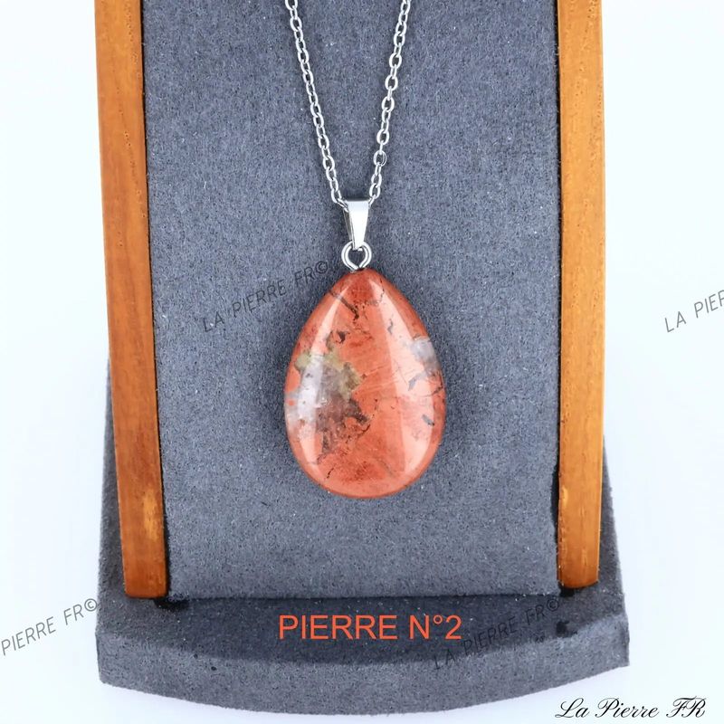 Détail du pendentif goutte en Jaspe Rouge, pierre naturelle rouge profond pour collier