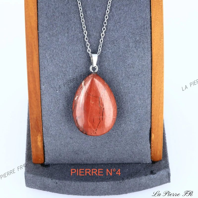 Gros plan sur le pendentif Jaspe Rouge goutte, pierre naturelle rouge pour bijou de collier