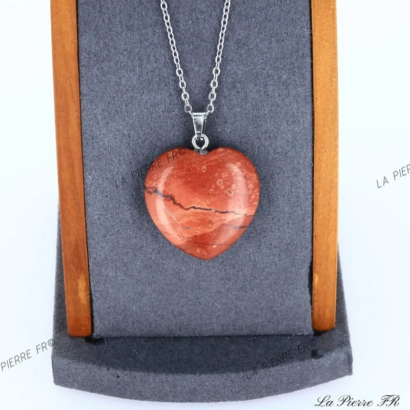 Détail du pendentif cœur en Jaspe Rouge, pierre naturelle rouge profond pour collier