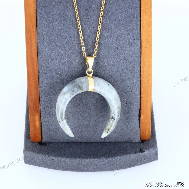 Détail du pendentif croissant de lune en Labradorite grise aux reflets bleutés, pierre naturelle