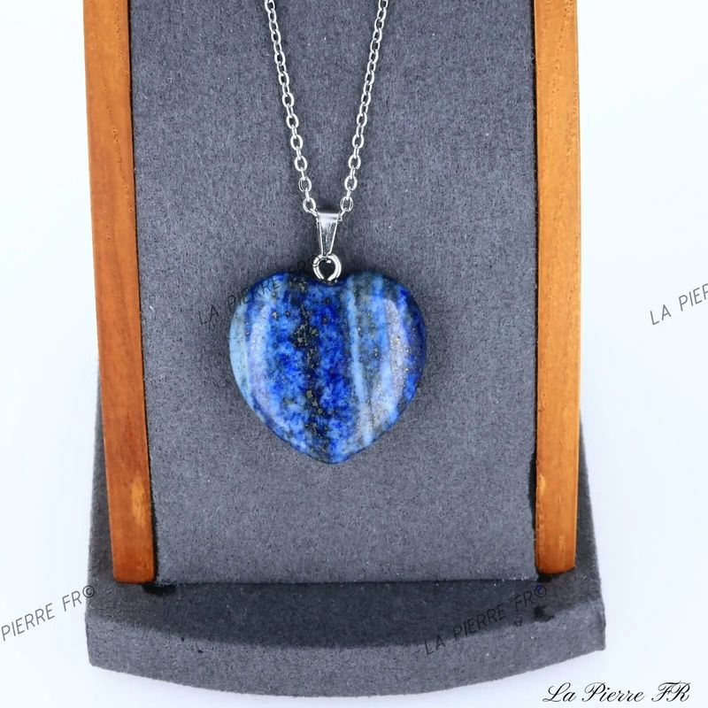 Détail du pendentif cœur en Lapis Lazuli, pierre naturelle de sagesse pour collier