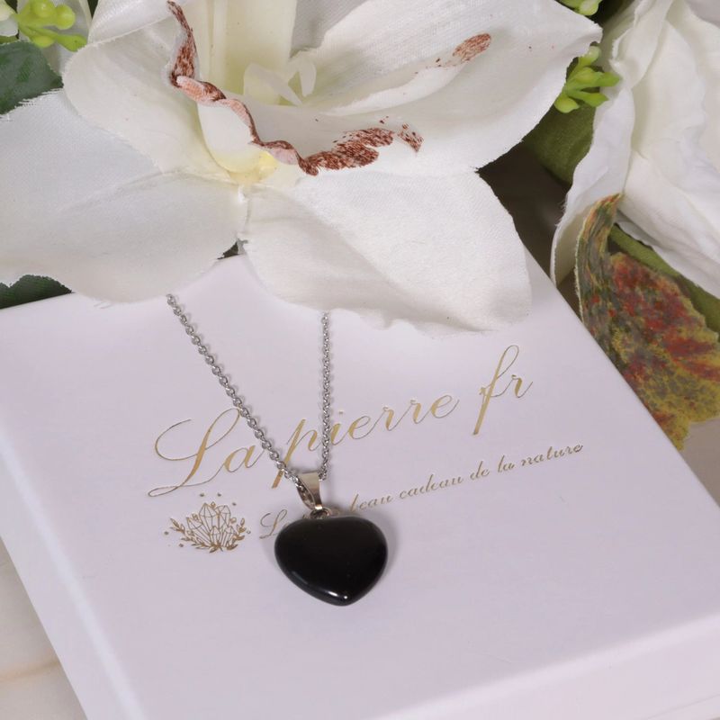 Détail du pendentif cœur en Obsidienne Œil Céleste, pierre naturelle aux cercles concentriques