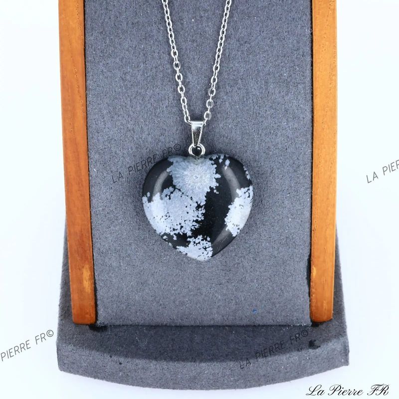 Détail du pendentif cœur en Obsidienne Flocon de Neige, pierre naturelle pour collier