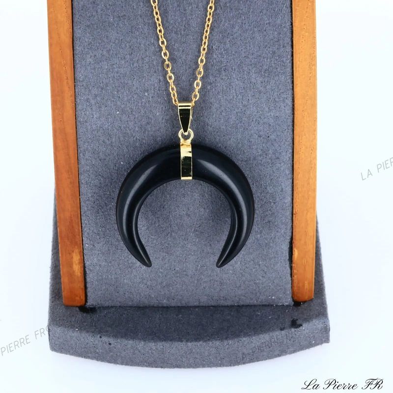 Détail du pendentif croissant de lune en Onyx noir profond, pierre naturelle