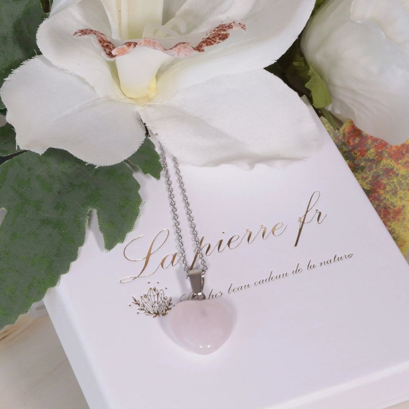 Détail du pendentif cœur en Quartz Rose, pierre naturelle rose tendre pour collier