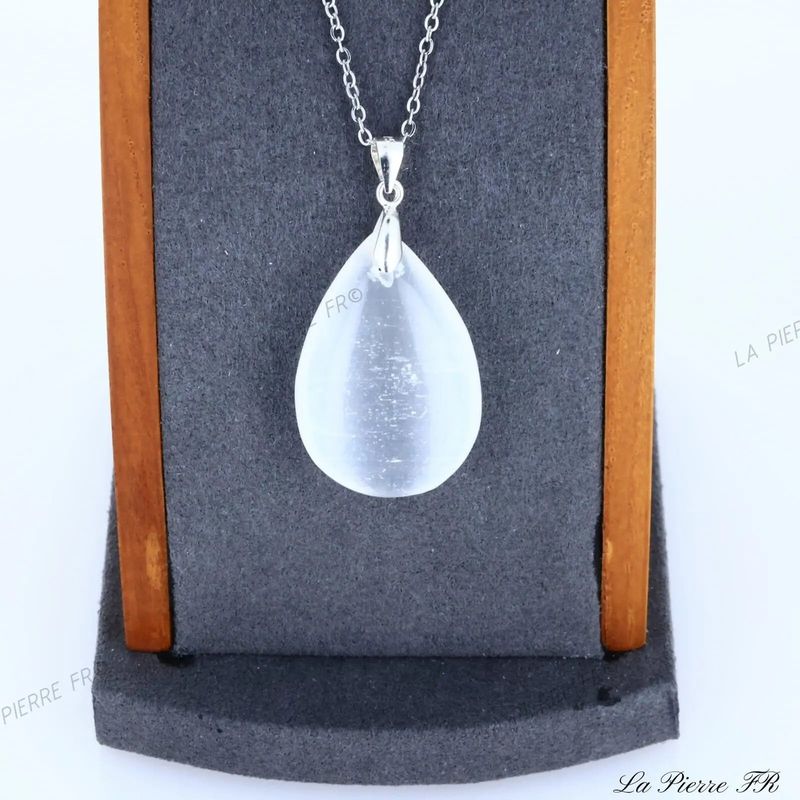 Détail du pendentif Sélénite du Maroc aux reflets nacrés, pierre naturelle pour collier