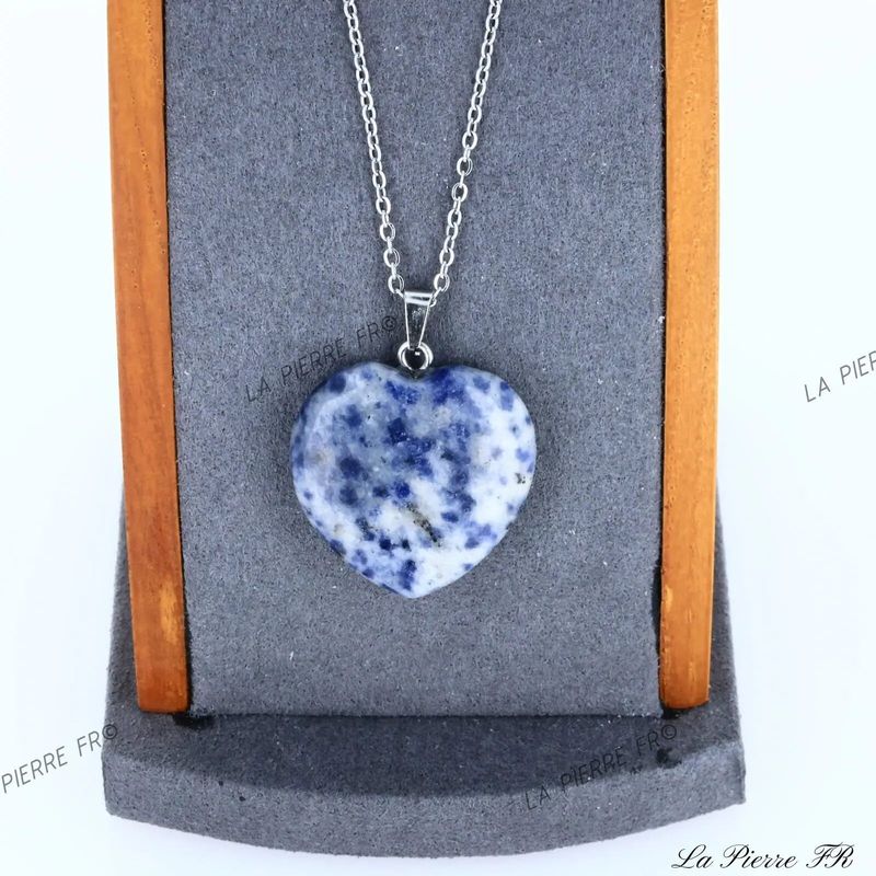 Détail du pendentif cœur en Sodalite, pierre naturelle bleue veinée de blanc pour collier