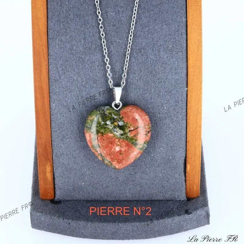Détail du pendentif cœur en Unakite, pierre naturelle marbrée vert-rose pour collier