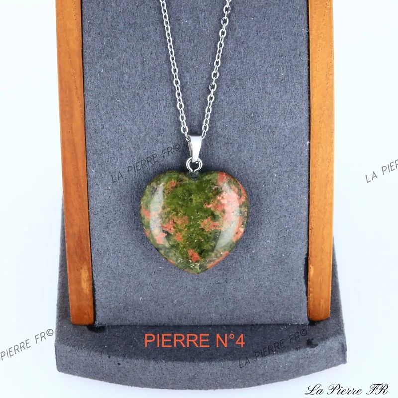 Gros plan sur le pendentif cœur en Unakite, pierre naturelle vert et rose pour bijou