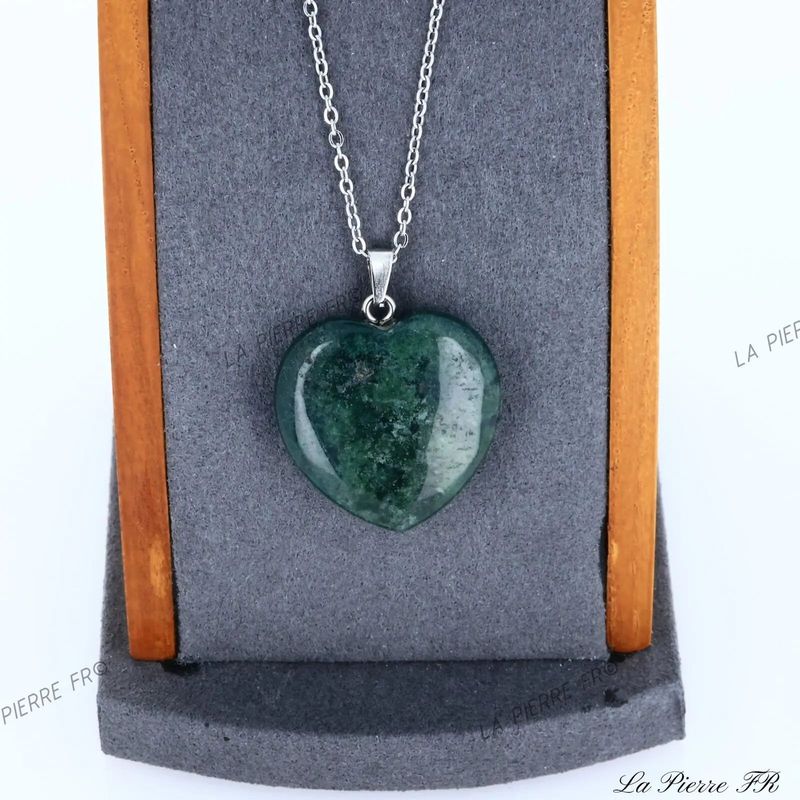 Détail du pendentif cœur en Agate Mousse, pierre naturelle verte mouchetée pour collier