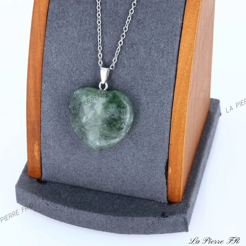 Détail du pendentif cœur en Fluorite verte, pierre naturelle translucide pour collier