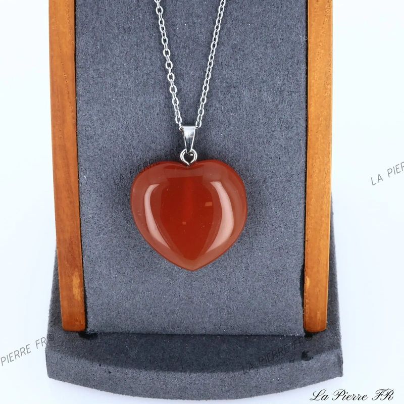 Détail du pendentif cœur en Cornaline, pierre naturelle orangée pour collier
