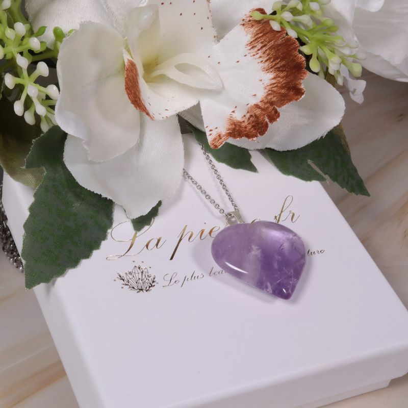 Détail du pendentif cœur en Améthyste, pierre naturelle violette pour collier