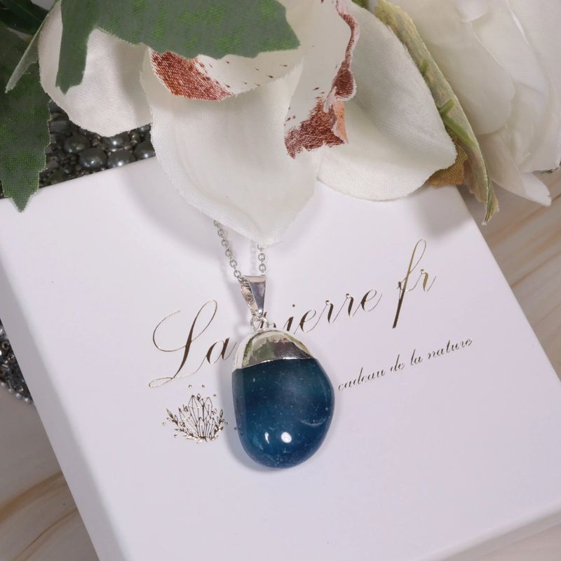Détail du pendentif Agate Bleue roulée, pierre naturelle apaisante pour collier