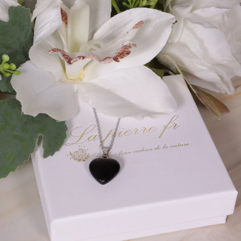 Détail du pendentif cœur en Onyx noir, pierre naturelle noire profonde pour collier