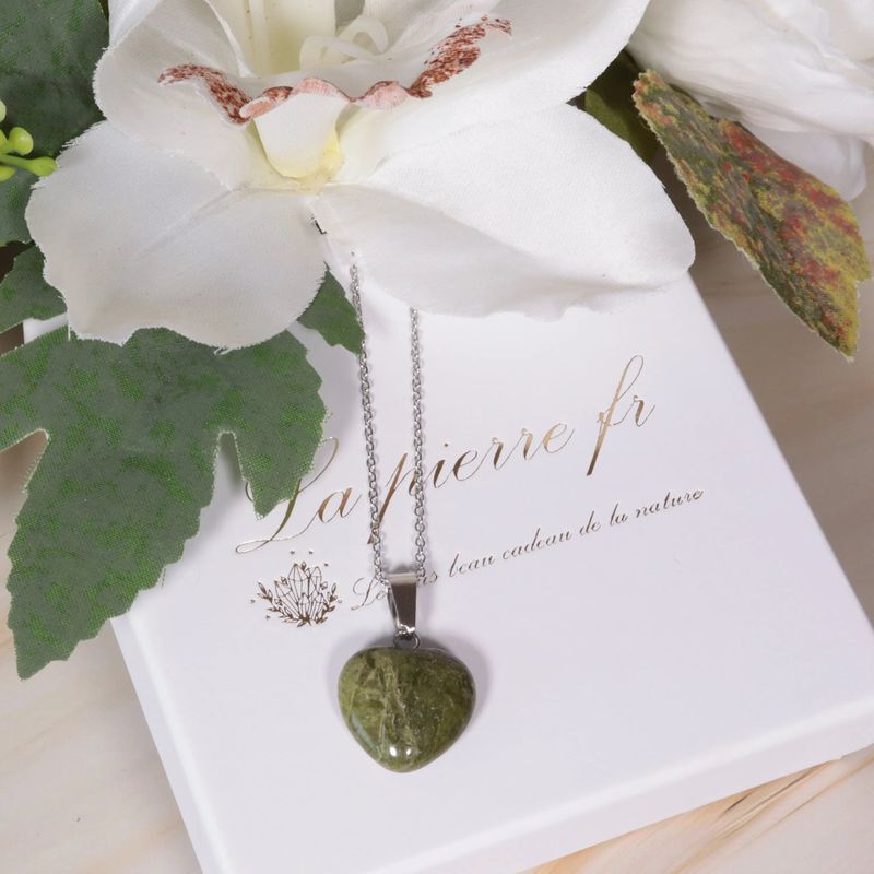 Détail du pendentif cœur en Unakite, pierre naturelle marbrée pour collier
