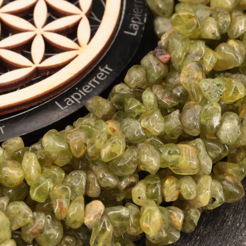 Perles Péridot en pierre naturelle baroque sur fil de 36 cm pour la création de bijoux