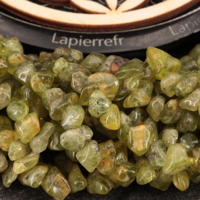 Gros plan sur des perles baroques de Péridot vert, pierre naturelle sur fil de 36 cm pour bijoux