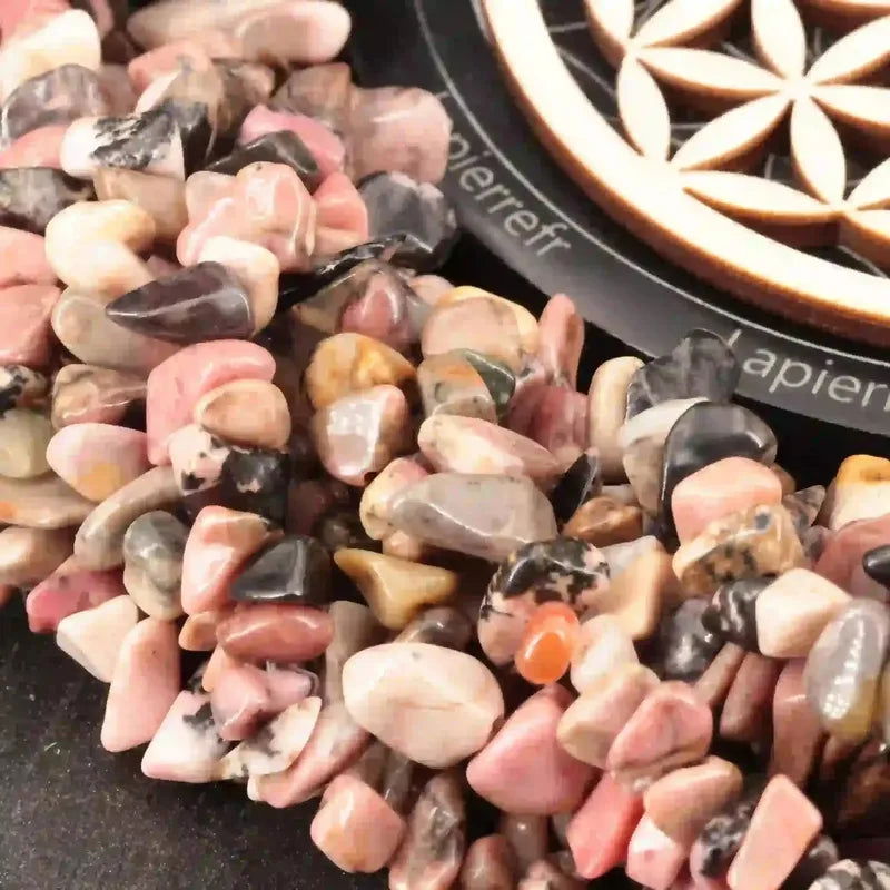 Gros plan sur des perles baroques de Rhodonite rose, pierre naturelle sur fil de 36 cm pour bijoux