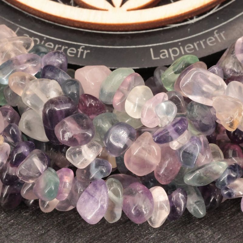 Gros plan sur des perles baroques de Fluorite multicolore, pierre naturelle sur fil de 36 cm pour bijoux