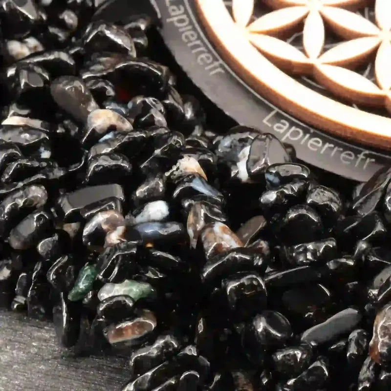 Gros plan sur des perles baroques d'Onyx Noir, pierre naturelle sur fil de 36 cm pour bijoux