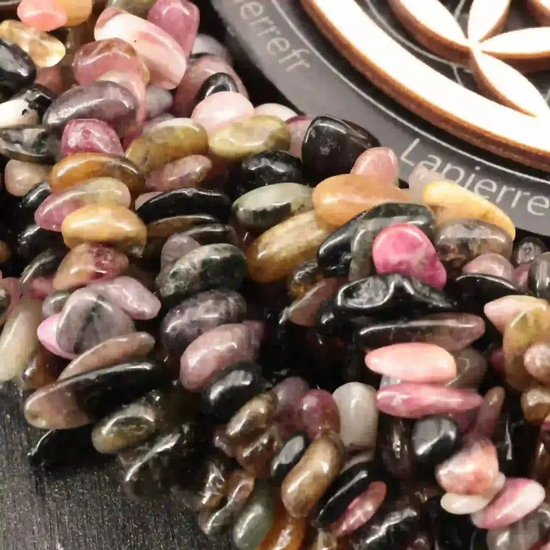 Gros plan sur des perles baroques de Tourmaline multicolore, pierre naturelle sur fil de 36 cm pour bijoux
