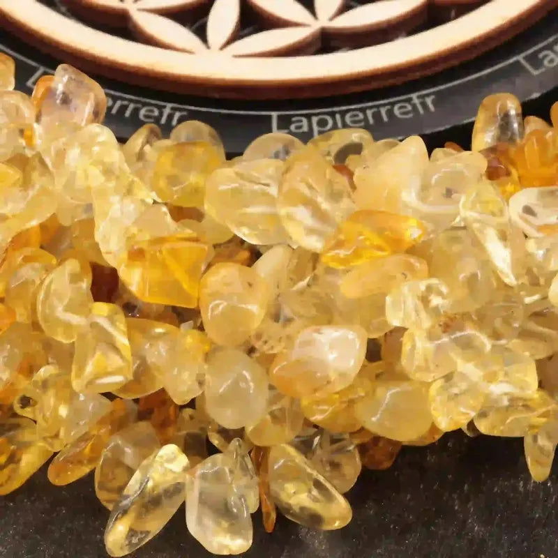 Gros plan sur des perles baroques de Citrine, pierre naturelle jaune doré sur fil de 36 cm pour bijoux
