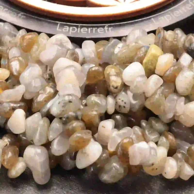 Gros plan sur des perles baroques de Labradorite, pierre naturelle aux reflets bleutés sur fil de 36 cm pour bijoux