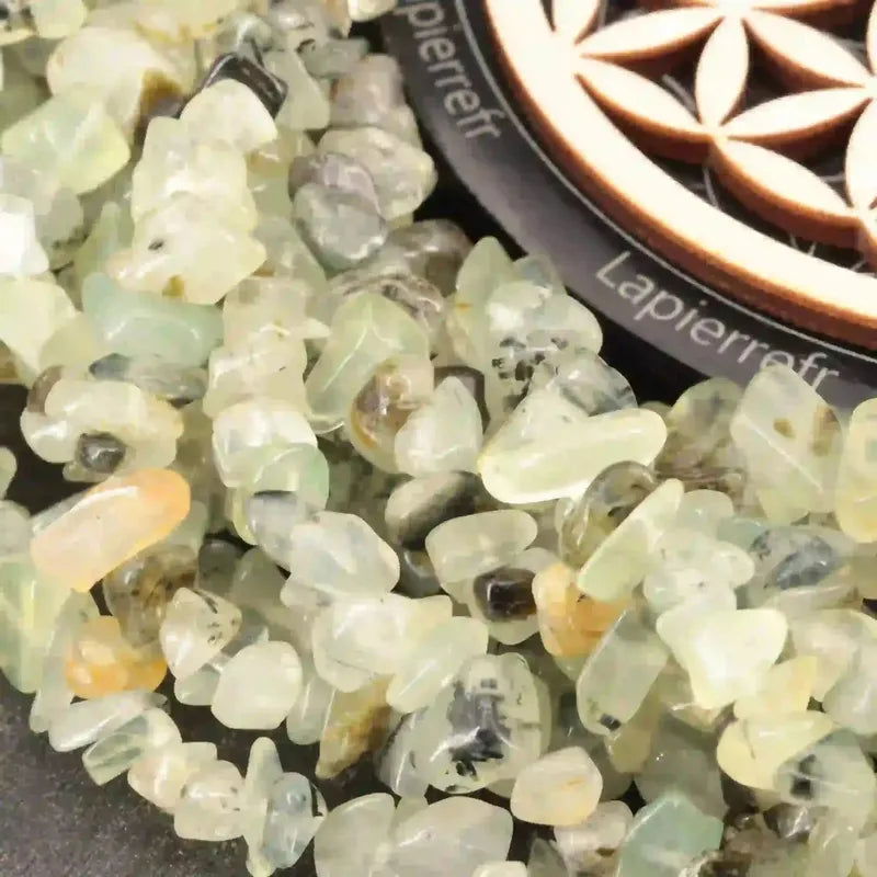 Gros plan sur des perles baroques de Préhnite verte, pierre naturelle sur fil de 36 cm pour bijoux