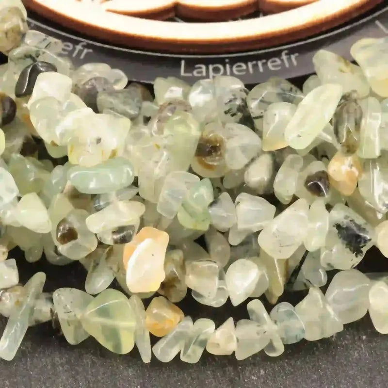 Perles baroques de Préhnite, pierre naturelle vert tendre sur fil de 36 cm pour bijoux