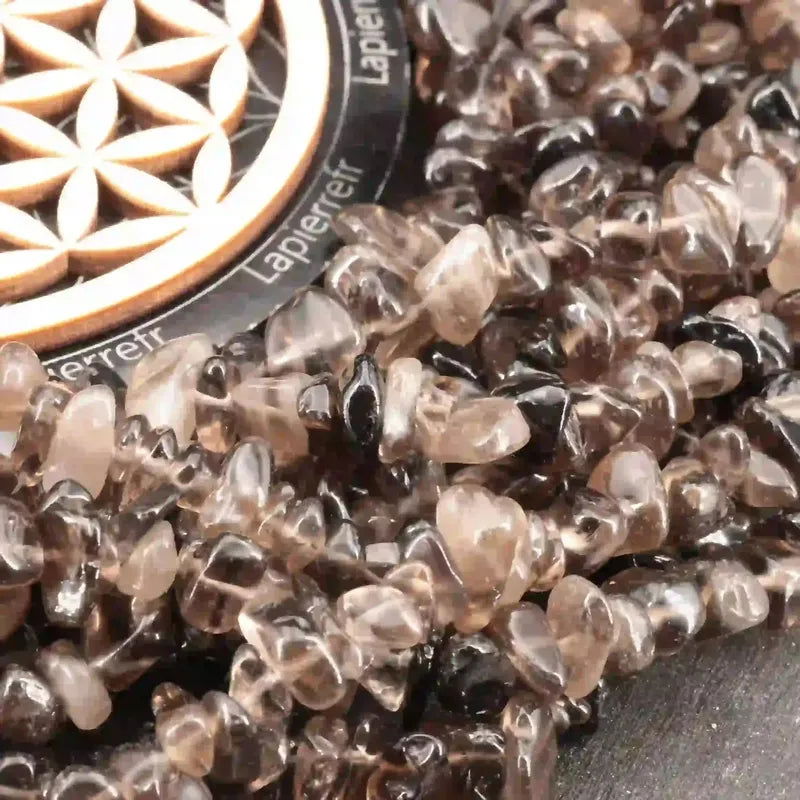 Gros plan sur des perles baroques de Quartz Fumé, pierre naturelle brune sur fil de 36 cm pour bijoux