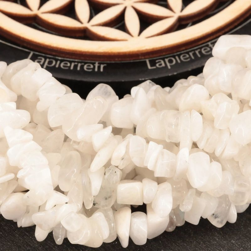 Gros plan sur des perles baroques de Pierre de Lune, pierre naturelle nacrée sur fil de 36 cm pour bijoux