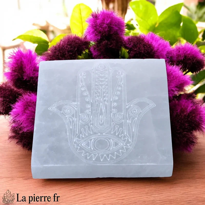 Plaque de rechargement carrée en sélénite naturelle (10x10cm) avec Main de Fatma. Protection, purification et rechargement de vos pierres et bijoux.