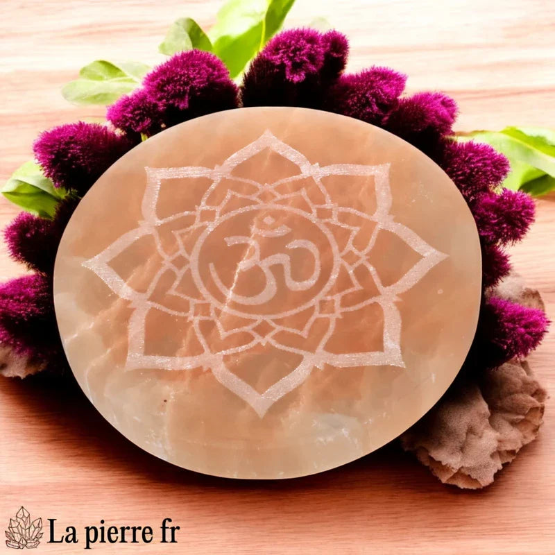 Plaque de rechargement en sélénite orange (Ø 10cm) gravée du symbole Om (Aum) ॐ. Idéale pour purifier, recharger et amplifier l'énergie de vos pierres.