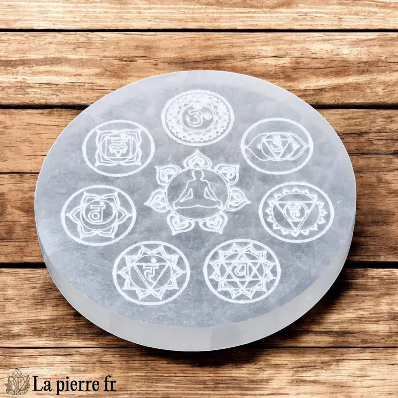 Plaque de rechargement en sélénite naturelle, ornée des 7 chakras et de Bouddha. Purifiez, rechargez et harmonisez vos pierres, cristaux et bijoux.